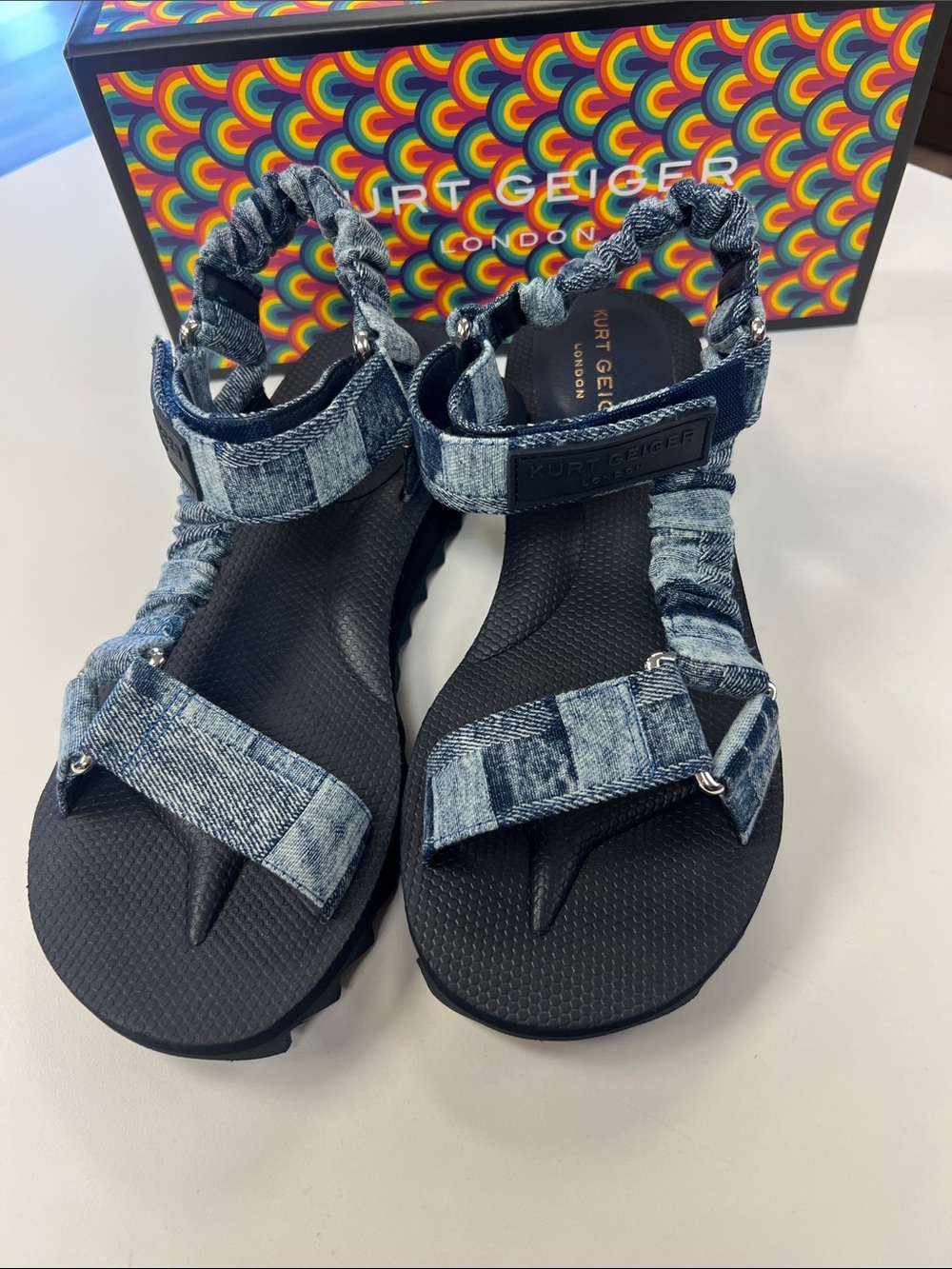 🆕 Kurt Geiger Women's Denim-Style Elastic Strap Sandals in Blue with Gold Logo❤️